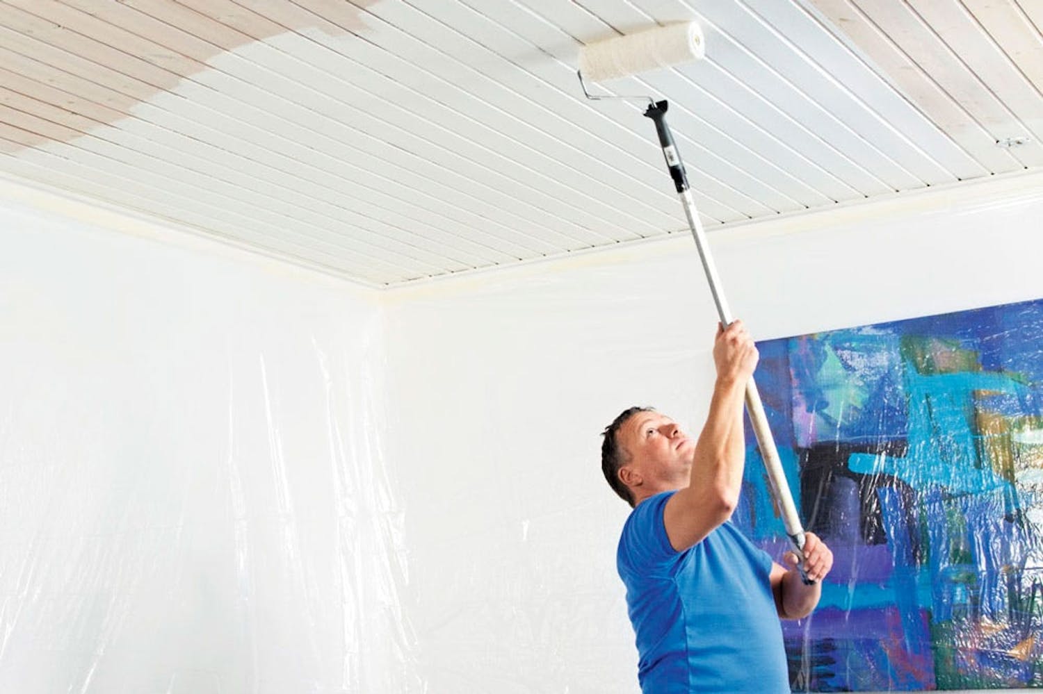 Paneelikaton maalaus Maalaa katto valkoiseksi ja tuo huoneeseen lisää valoa